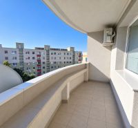 Rodinný alebo investičný 4-izbový byt, 89 m² - Balkón 4-izbového bytu na Veternicovej v Bratislave - Karlovej Vsi s výhľadom na sídlisko.
