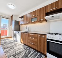 Rodinný alebo investičný 4-izbový byt, 89 m² - Kuchyňa v 4-izbovom byte s dreveným dekorom a moderným zariadením.