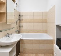 Rodinný alebo investičný 4-izbový byt, 89 m² - Kúpeľňa s vaňou, umývadlom a keramickými obkladačkami v 4-izbovom byte.