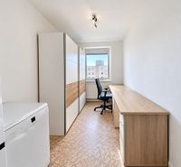 Rodinný alebo investičný 4-izbový byt, 89 m² - Svetlá miestnosť v 4-izbovom byte s písacím stolom a skriňami.