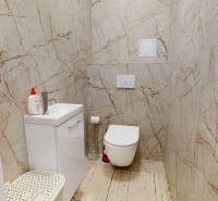 PRENÁJOM 2 izbový, zariadený byt v Danube residencia - REZERVOVANÉ - Kúpeľňa v 2-izbovom byte s toaletou, umývadlom a mramorovým obkladom na stenách.