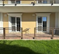 PRENÁJOM 2 izbový, zariadený byt v Danube residencia - REZERVOVANÉ - Balkón 2-izbového bytu na ulici Parná v meste Komárno s výhľadom na zeleň.