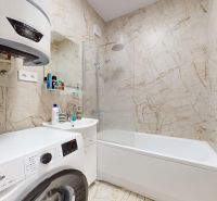 PRENÁJOM 2 izbový, zariadený byt v Danube residencia - REZERVOVANÉ - Kúpeľňa v 2-izbovom byte s práčkou, umývadlom a vaňou.