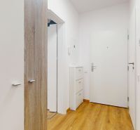 PRENÁJOM 2 izbový, zariadený byt v Danube residencia - REZERVOVANÉ - Chodba s bielym nábytkom a podlahou s dreveným dekorom v 2-izbovom byte.
