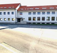 Nebytový priestor 400m2, Lovinského ul., Staré Mesto - Budova s bielou fasádou a červenou strechou v kanceláriách na Lovinského v Starom Meste.