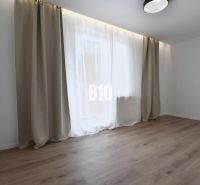 Rezervované-BÔRIK - 4-izbový BYT S GARÁŽOU - Svetlá izba s podlahou s dreveným dekorom a veľkým oknom v 4-izbovom byte.