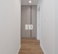 Rezervované-BÔRIK - 4-izbový BYT S GARÁŽOU - Chodba so vstavanou skriňou a podlahou s dreveným dekorom v 4-izbovom byte.