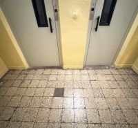 Prenajmem 1 izbový byt s balkónom v Nových Zámkoch - Dlaždená chodba s dvoma výťahmi v 1-izbovom byte.