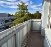 Moderne vybavený a zariadený 1-izbový byt s balkónom na sídlisku JUH - Balkón jedného z bytov na ulici 8. mája v Piešťanoch.