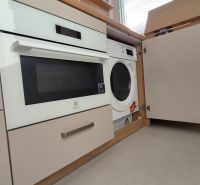 Moderne vybavený a zariadený 1-izbový byt s balkónom na sídlisku JUH - Vstavaná práčka a rúra v kuchynskej linke 1-izbového bytu so svetlou podlahou.