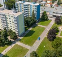 Moderne vybavený a zariadený 1-izbový byt s balkónom na sídlisku JUH - Panelové bytovky a zeleň na ulici 8. mája v Piešťanoch.