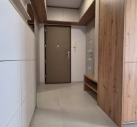 Moderne vybavený a zariadený 1-izbový byt s balkónom na sídlisku JUH - Chodba v 1-izbovom byte s podlahou s dreveným dekorom a úložným priestorom.