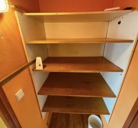 PREDAJ: 1 izbový byt; 38 m²; BREZNO ;89.500 € - Polica so štyrmi drevenými policami v 1-izbovom byte, podlaha s dreveným dekorom.