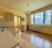 PREDAJ: 1 izbový byt; 38 m²; BREZNO ;89.500 € - Kuchyňa s podlahou s dreveným dekorom, linkou a veľkým oknom v 1-izbovom byte.