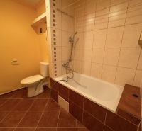 PREDAJ: 1 izbový byt; 38 m²; BREZNO ;89.500 € - Kúpeľňa v 1-izbovom byte s vaňou a toaleta s obkladmi v hnedých tónoch.