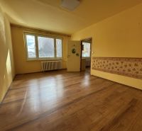 PREDAJ: 1 izbový byt; 38 m²; BREZNO ;89.500 € - Izba s podlahou s dreveným dekorom v 1-izbovom byte a žltými stenami.