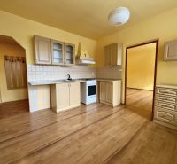 PREDAJ: 1 izbový byt; 38 m²; BREZNO ;89.500 € - Kuchynská linka s plynovým sporákom a podlahou s dreveným dekorom v 1-izbovom byte.