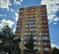 1.BCR | ZARIADENÁ GARSÓNKA, BALKÓN, KLÍMA, PIVNICA, BYSTRICKÁ, PEZINOK - Bystrická ulica v Pezinku, panelový bytový dom na predaj, vhodný pre garsónku.