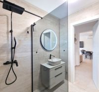 CHORVÁTSKO - Zariadený 3 izbový byt - PRIVLAKA, ZADAR - Kúpeľňa s minimalistickým dizajnom, sprchovým kútom a umývadlom v rámci 3-izbového bytu.