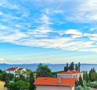 CHORVÁTSKO - Zariadený 3 izbový byt - PRIVLAKA, ZADAR - Výhľad na more a strechy domov v Privlake pod modrou oblohou.