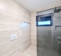 CHORVÁTSKO - Zariadený 3 izbový byt - PRIVLAKA, ZADAR - Kúpeľňa v 3-izbovom byte s keramickými obkladmi a sklenenou stenou sprchového kúta.
