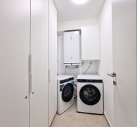 CHORVÁTSKO - Zariadený 3 izbový byt - PRIVLAKA, ZADAR - Práčovňa s práčkou, sušičkou a bielymi skriňami v 3-izbovom byte.