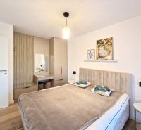 CHORVÁTSKO - Zariadený 3 izbový byt - PRIVLAKA, ZADAR - Spálňa v 3-izbovom byte s podlahou s dreveným dekorom a závesným osvetlením.