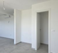 CHORVÁTSKO - Apartmán so záhradou 270 m2 - PRIVLAKA - Biela miestnosť v 4-izbovom byte s klimatizáciou a keramickou podlahou.