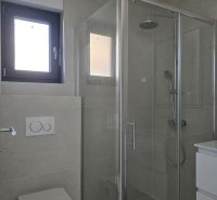CHORVÁTSKO - Apartmán so záhradou 270 m2 - PRIVLAKA - Kúpeľňa s preskleným sprchovým kútom a WC v 4-izbovom byte.