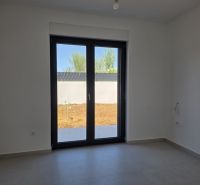 CHORVÁTSKO - Apartmán so záhradou 270 m2 - PRIVLAKA - Izba v 4-izbovom byte s veľkým oknom a dlažbou na podlahe.
