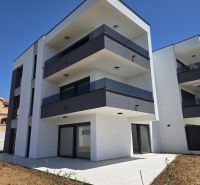 CHORVÁTSKO - Apartmán so záhradou 270 m2 - PRIVLAKA - Exteriér 4-izbového bytu v Privlake so záhradou a balkónom.
