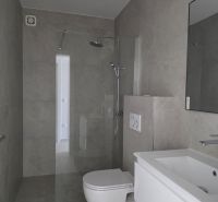 CHORVÁTSKO - Apartmán so záhradou 270 m2 - PRIVLAKA - Kúpeľňa so sprchovým kútom, umývadlom a WC v 4-izbovom byte.