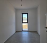 CHORVÁTSKO - Apartmán so záhradou 270 m2 - PRIVLAKA - Jednoduchá izba s presklenými dverami v 4-izbovom byte.
