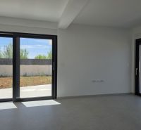 CHORVÁTSKO - Apartmán so záhradou 270 m2 - PRIVLAKA - Svetlá miestnosť v 4-izbovom byte s veľkými presklenými dverami na záhradu.