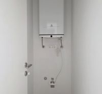 CHORVÁTSKO - Apartmán so záhradou 270 m2 - PRIVLAKA - Bojler umiestnený v bielej stene v 4-izbovom byte.