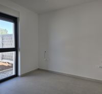 CHORVÁTSKO - Apartmán so záhradou 270 m2 - PRIVLAKA - Prázdna miestnosť s veľkým oknom vo 4-izbovom byte, podlaha s dlaždicami.