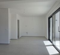 CHORVÁTSKO - Apartmán so záhradou 270 m2 - PRIVLAKA - Priestranný obývací priestor 4-izbového bytu s veľkými oknami a bielymi stenami.