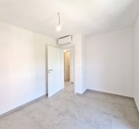 CHORVÁTSKO - Apartmán so záhradou 270 m2 - PRIVLAKA - Neutrálne zariadená miestnosť v 4-izbovom byte s klimatizáciou a keramickou podlahou.