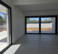 CHORVÁTSKO - Apartmán so záhradou 270 m2 - PRIVLAKA - Interiér 4-izbového bytu s veľkými presklenými dverami a výhľadom do záhrady.