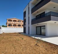 CHORVÁTSKO - Apartmán so záhradou 270 m2 - PRIVLAKA - 4-izbový byt v meste Privlaka s priestrannou záhradou a terasou.