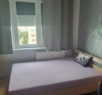 Svetlý a tichý 3i byt po rekonštrukcii, s panoramatickým výhľadom - Spálňa v 3-izbovom byte s posteľou a sivým dekoratívnym vankúšom.