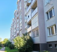 Svetlý a tichý 3i byt po rekonštrukcii, s panoramatickým výhľadom - Exteriér panelového domu v Trnave so zeleňou a chodníkom k 3-izbovému bytu.