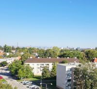 Svetlý a tichý 3i byt po rekonštrukcii, s panoramatickým výhľadom - Výhľad na obytnú štvrť a zeleň, Trnava, z výšky, vhodný pre 3-izbový byt.