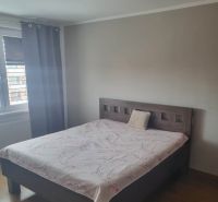 Svetlý a tichý 3i byt po rekonštrukcii, s panoramatickým výhľadom - Spálňa v 3-izbovom byte s posteľou a podlahou s dreveným dekorom.