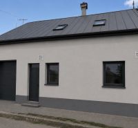 Na prenájom obchodný priestor v centre Pezinka 100m2 - Na Moyzesovej ulici v Pezinku, obchodné priestory s dvomi strešnými oknami.