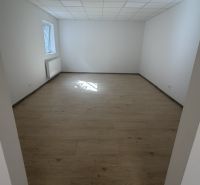 Na prenájom obchodný priestor v centre Pezinka 100m2 - Obchodné priestory s podlahou s dreveným dekorom, svetločervené steny, malé okno.
