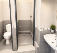 Na prenájom obchodný priestor v centre Pezinka 100m2 - Svetlá kúpeľňa s WC a sprchou v obchodných priestoroch.