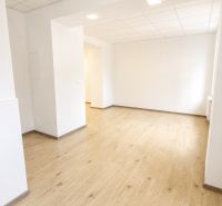 Na prenájom obchodný priestor v centre Pezinka 100m2 - Obchodné priestory s podlahou s dreveným dekorom a bielymi stenami.