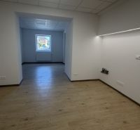 Na prenájom obchodný priestor v centre Pezinka 100m2 - Interiér obchodných priestorov s podlahou s dreveným dekorom a bielymi stenami.