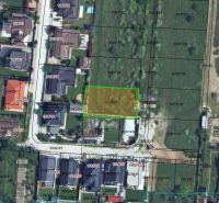 Stavebný pozemok na RD Slovenský Grob - Orechová 631m2 - Letecký pohľad na pozemky pre bývanie na Orechovej v Slovenskom Grobe.